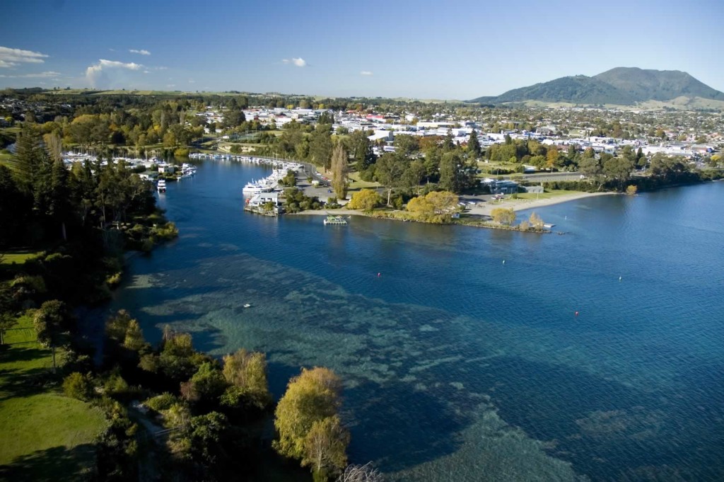 aerial-view-taupo-town-mount-tauhara-cexwma